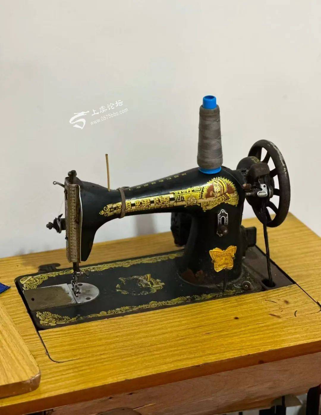 縫紉機(jī) 嘎吱作響的童年，與永不褪色的母愛